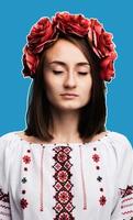 ung flicka i den ukrainska nationella dräkten foto