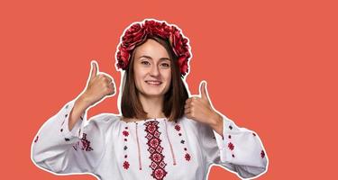 ung flicka i den ukrainska nationella dräkten foto