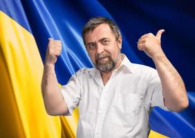 tummen upp tecken mot ukrainska flagga foto