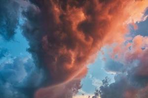skön dramatisk storm moln i de solnedgång himmel foto