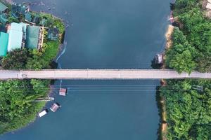 bro över de flod bland tropisk regnskog i de morgon- på landsbygden foto
