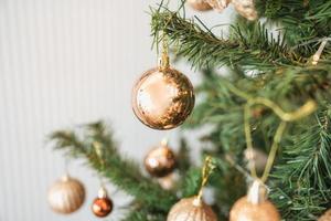 jul tall träd med dekorativ gyllene boll och struntsak dekorativ foto