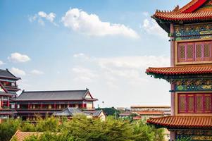 skön buddhism kinesisk tempel med exteriör trä- ristade byggnader och blå himmel foto