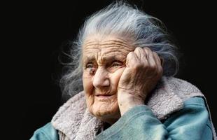porträtt av en mycket gammal rynkig kvinna foto
