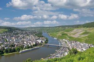 känd vin by av bernkastel kues på mosel flod i mosel dal, Tyskland foto