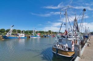 räka båtar i hamn av buesum på norr hav i norr frisia, Tyskland foto