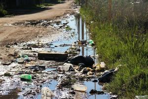 deponi med mänsklig avfall den där förorenar de miljö foto