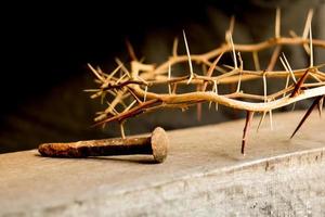 krona av taggar och naglar symboler av de kristen crucifixion i påsk foto