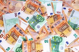 yta är täckt med 50 och 100 euro sedlar, topp se. euro valuta i Europa. finansiell, Bank, företag bakgrund. plats för text. foto