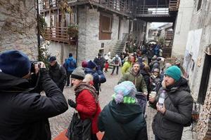 rango, Italien - december 8, 2017 - människor på traditionell jul marknadsföra foto