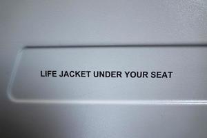 liv jacka under din sittplats flygplan tecken foto