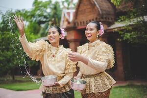 porträtt skön kvinnor i songkran festival med thai traditionell kostym foto