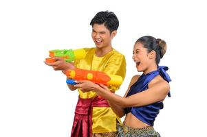 ung par njut av med vatten pistol på songkran festival foto