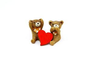 söt två mini teddy Björn med röd hjärta isolerat på vit bakgrund. valentine dag och par av härlig djur- begrepp. foto