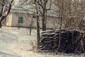 gammal hus med snöade flätverk staket landskap Foto