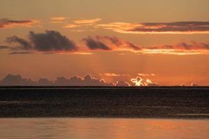 underbar solnedgång i franska polynesien foto