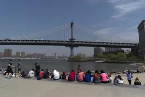 ny york, usa, Maj 2 2019 - dumbo manhattan bro se full av turister foto