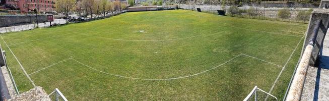 Land fotboll fält med blommor foto