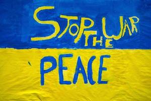 sluta de krig fred målning på vägg ukraina flagga foto