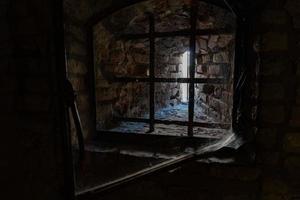 medeltida fängelse järn barer galler foto