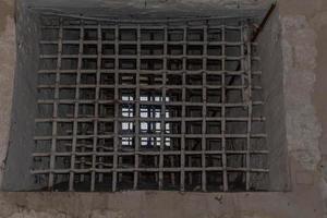 medeltida fängelse järn barer galler foto