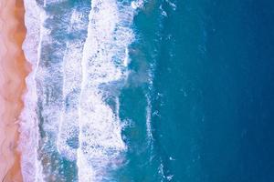 antenn se av strand hav och vågor kraschar på sand strand i sommar säsong, Fantastisk hav strand med hav Vinka skum skön topp se av skön hav yta, begrepp Semester sommar bakgrund foto