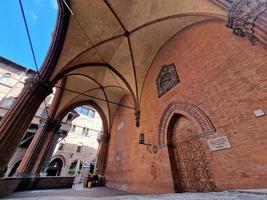 bologna Italien medeltida byggnader hus i mercanzia plats foto