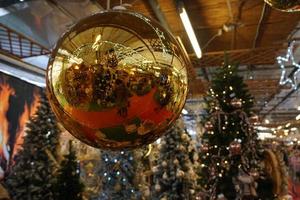 jul träd dekorationer på gata marknadsföra foto