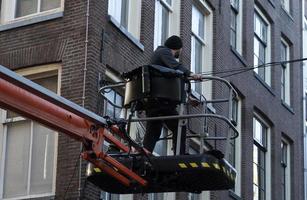 man på gaffeltruck lastbil i amsterdam foto