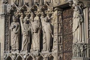 notre dame paris statyer och gargoyles foto