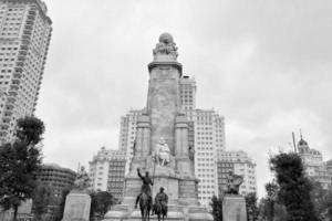 madrid Spanien plats placa de espana monument miguel de cervantes i svart och vit foto