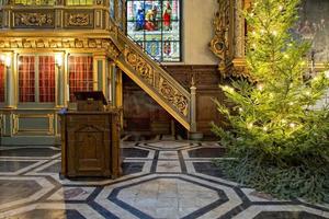 jul träd inuti stockholm gammal kyrka foto