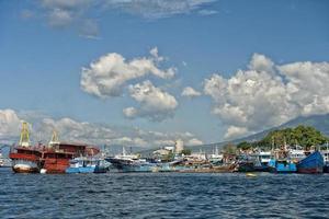 rostig oländig fartyg i indonesien hamn foto