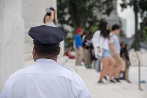 svart man afro polis i Washington dc foto