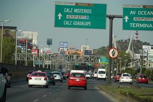 mexico stad, mexico - februari 3 2019 - mexikansk metropol huvudstad belastad trafik foto