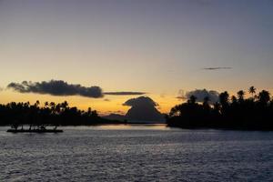 underbar solnedgång i bora bora franska polynesien foto