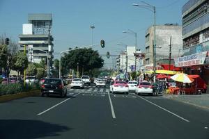 mexico stad, mexico - november 5 2017 - mexikansk metropol huvudstad belastad trafik foto