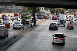 mexico stad, mexico - februari 3 2019 - mexikansk metropol huvudstad belastad trafik foto