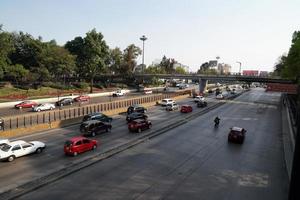 mexico stad, mexico - februari 3 2019 - mexikansk metropol huvudstad belastad trafik foto