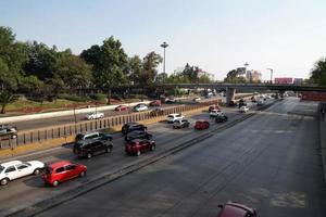 mexico stad, mexico - februari 3 2019 - mexikansk metropol huvudstad belastad trafik foto