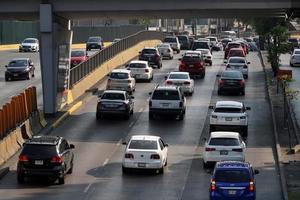 mexico stad, mexico - februari 3 2019 - mexikansk metropol huvudstad belastad trafik foto