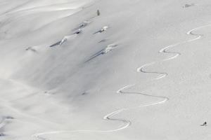 himmel spår skidåkning i alps dolomiter foto
