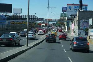 mexico stad, mexico - november 5 2017 - mexikansk metropol huvudstad belastad trafik foto