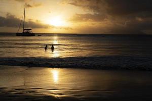 mahe, Seychellerna - augusti 13 2019 - ung kreolska människor har roligt på de strand foto