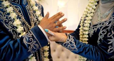 brud sätter bröllop ringa i traditionell bröllop ceremoni foto
