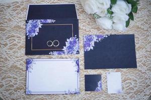 bröllop inbjudan kort med blommor foto