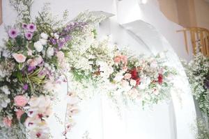 skön bröllop dekoration med blommor foto
