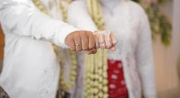 brudgum och brud som visar bröllop ringar foto