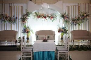 tabell och stolar i skön bröllop dekoration med blommor foto
