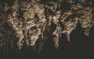 stalaktiter och stalagmiter i en grotta på de java ö, indonesien foto